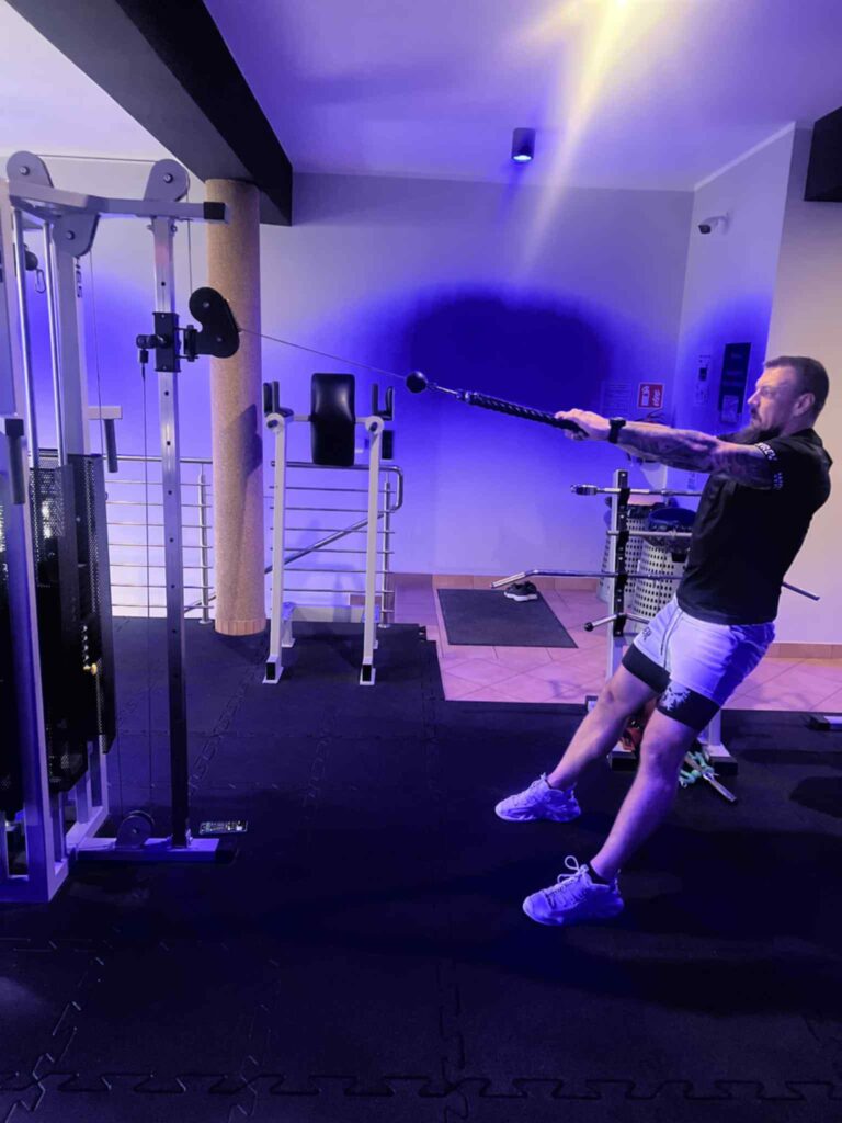 trener akademii hipertrofii facepull 2